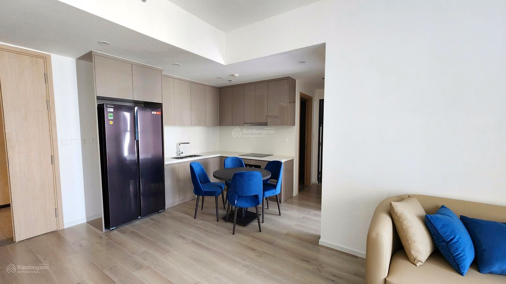 Corner apartment with 2 bedrooms, Tower E - fully furnished next to Vincom - Masteri Center Point, price 4.75 billion al in, high floor