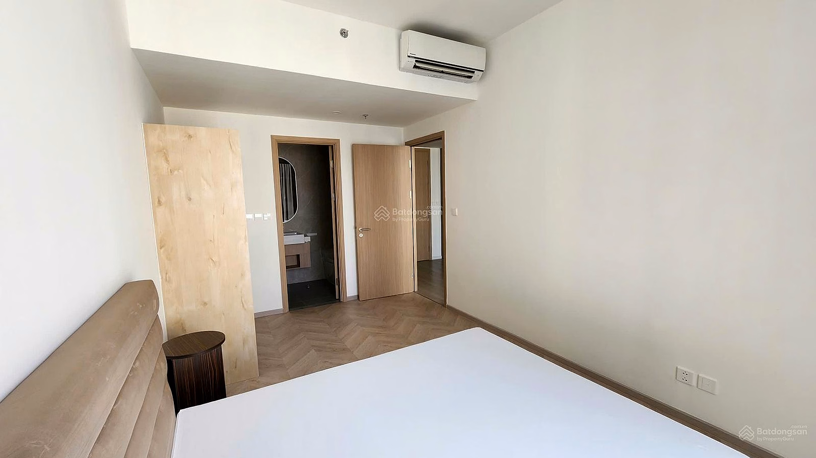Corner apartment with 2 bedrooms, Tower E - fully furnished next to Vincom - Masteri Center Point, price 4.75 billion al in, high floor