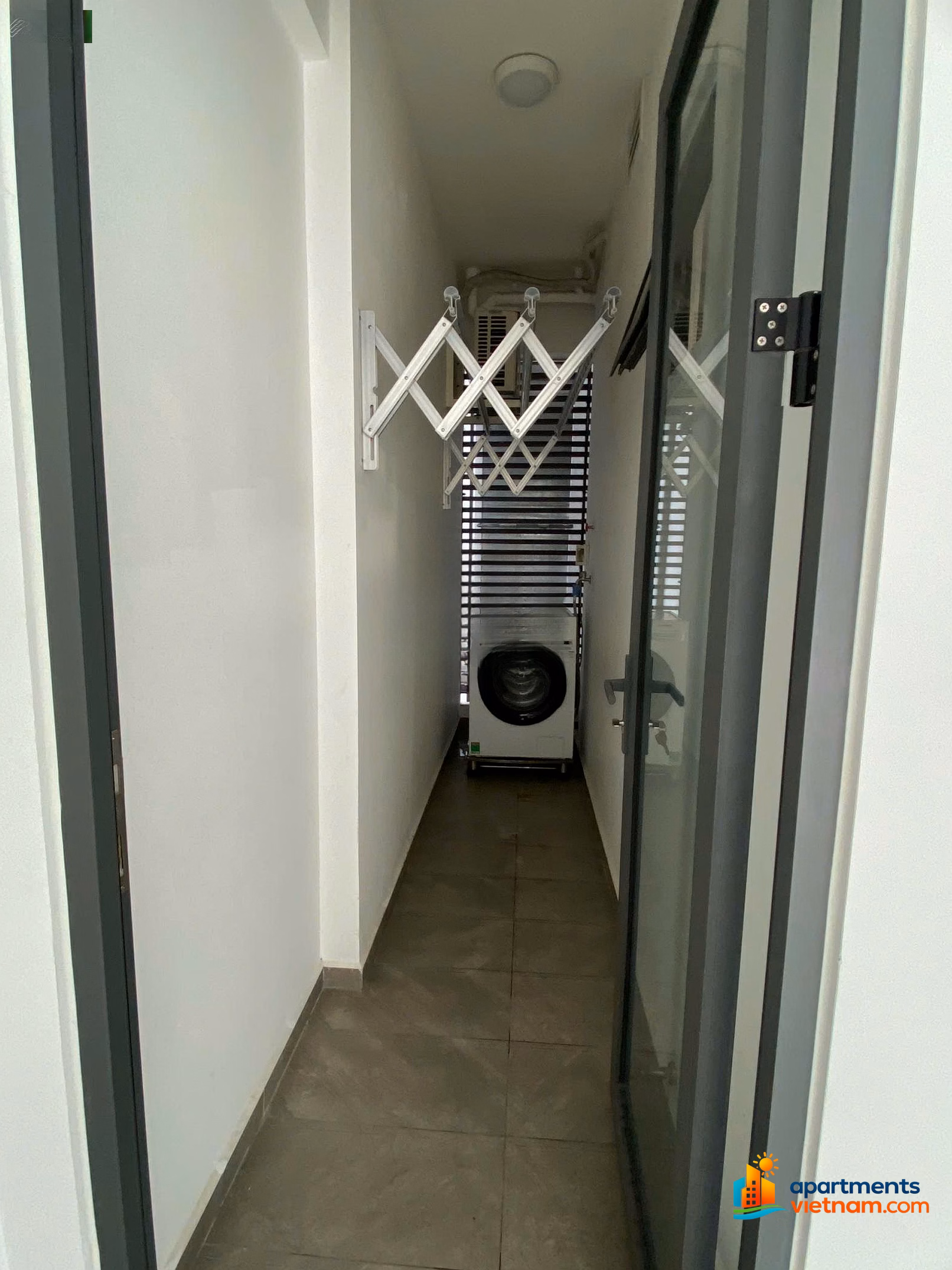 Middle-floor luxury apartment priced at 6 billion including taxes and fees. Contact me at 0906 893 *** to see the house