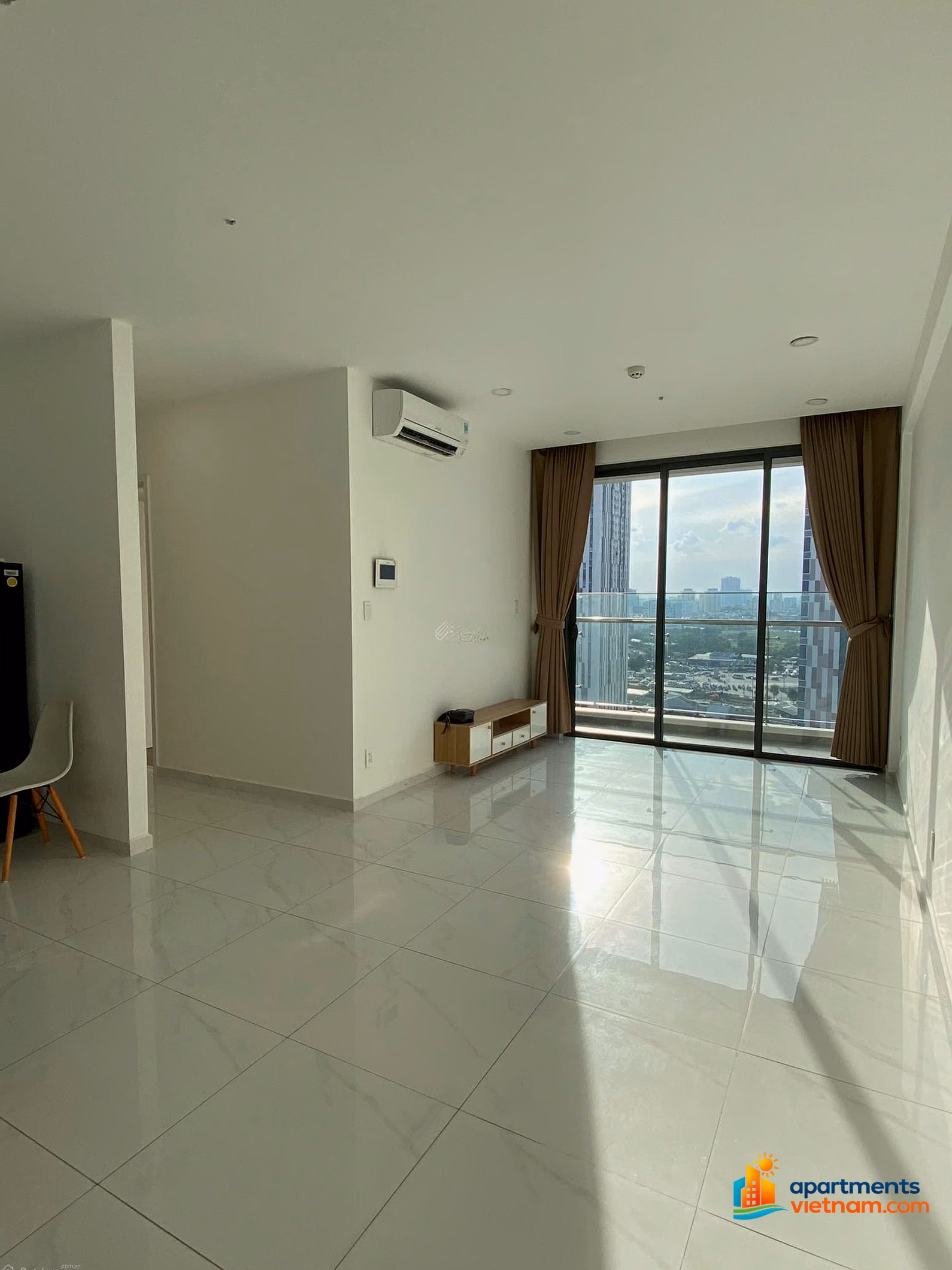 Middle-floor luxury apartment priced at 6 billion including taxes and fees. Contact me at 0906 893 *** to see the house