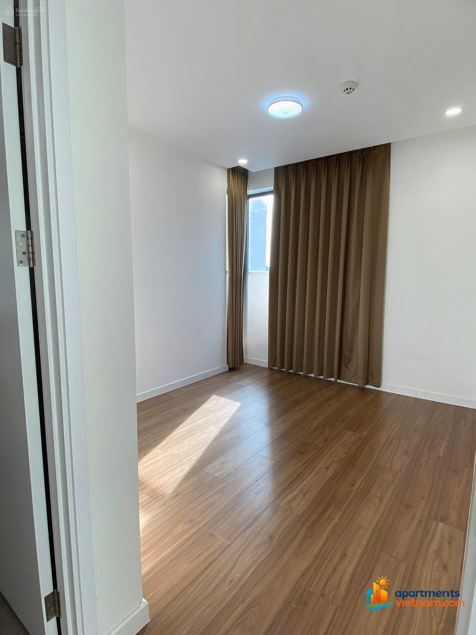 Middle-floor luxury apartment priced at 6 billion including taxes and fees. Contact me at 0906 893 *** to see the house