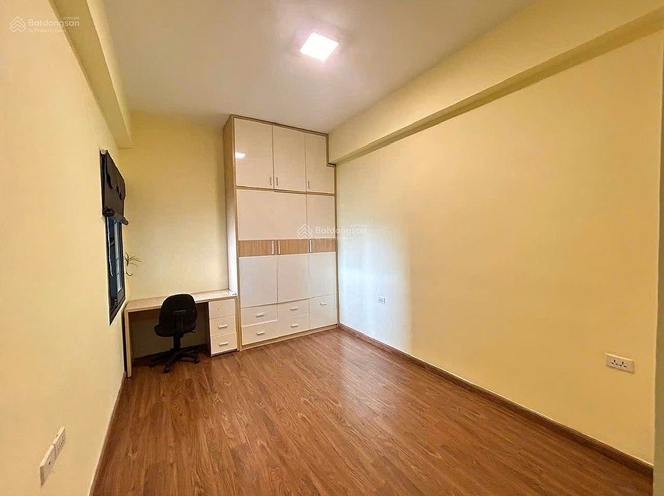 Selling 2 bedrooms, 2 bathrooms apartment, The Two building, Gamuda, Hoang Mai, Hanoi (nice floor - view of internal swimming pool)