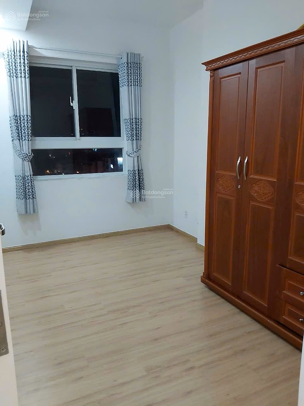Urgent sale of 2 bedrooms for only 3.3 billion, with balcony, middle floor, quiet, nice view, cool breeze, 0909 393 ***