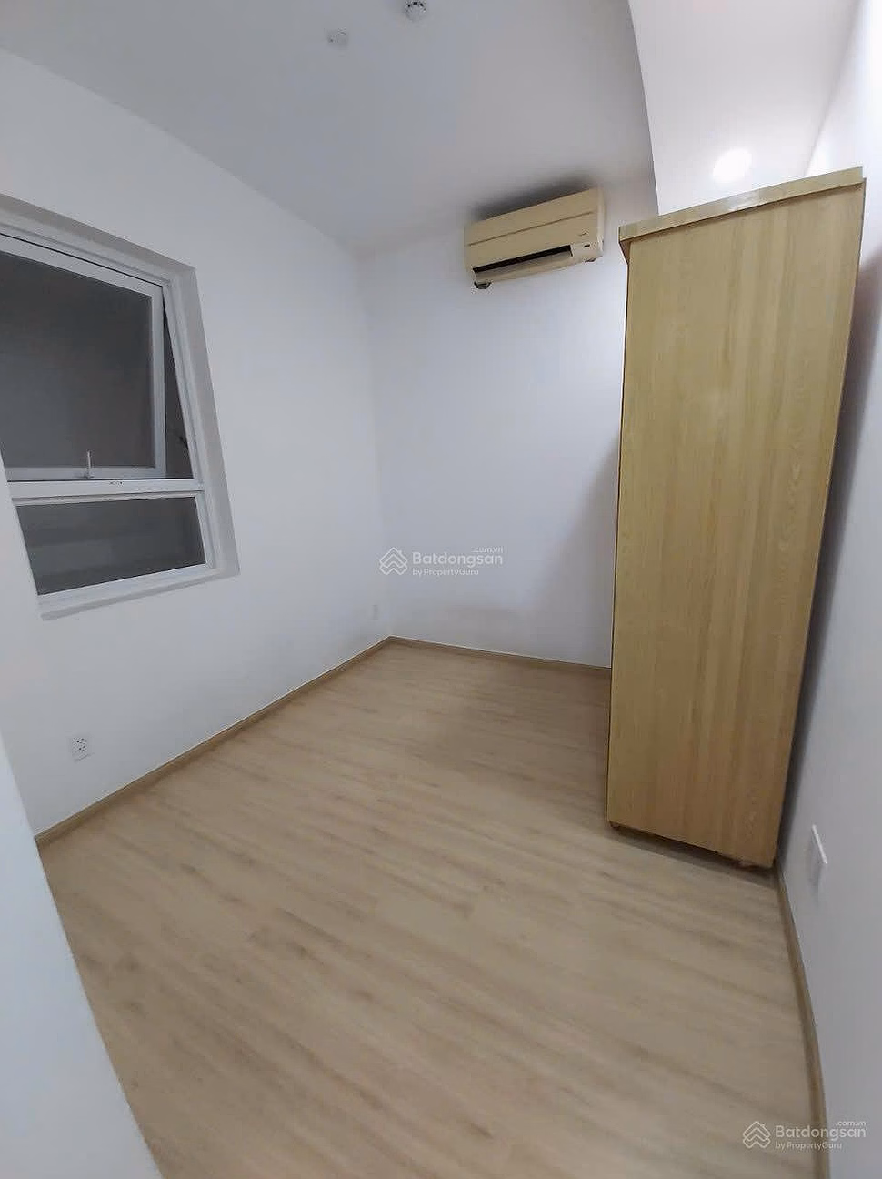 Urgent sale of 2 bedrooms for only 3.3 billion, with balcony, middle floor, quiet, nice view, cool breeze, 0909 393 ***