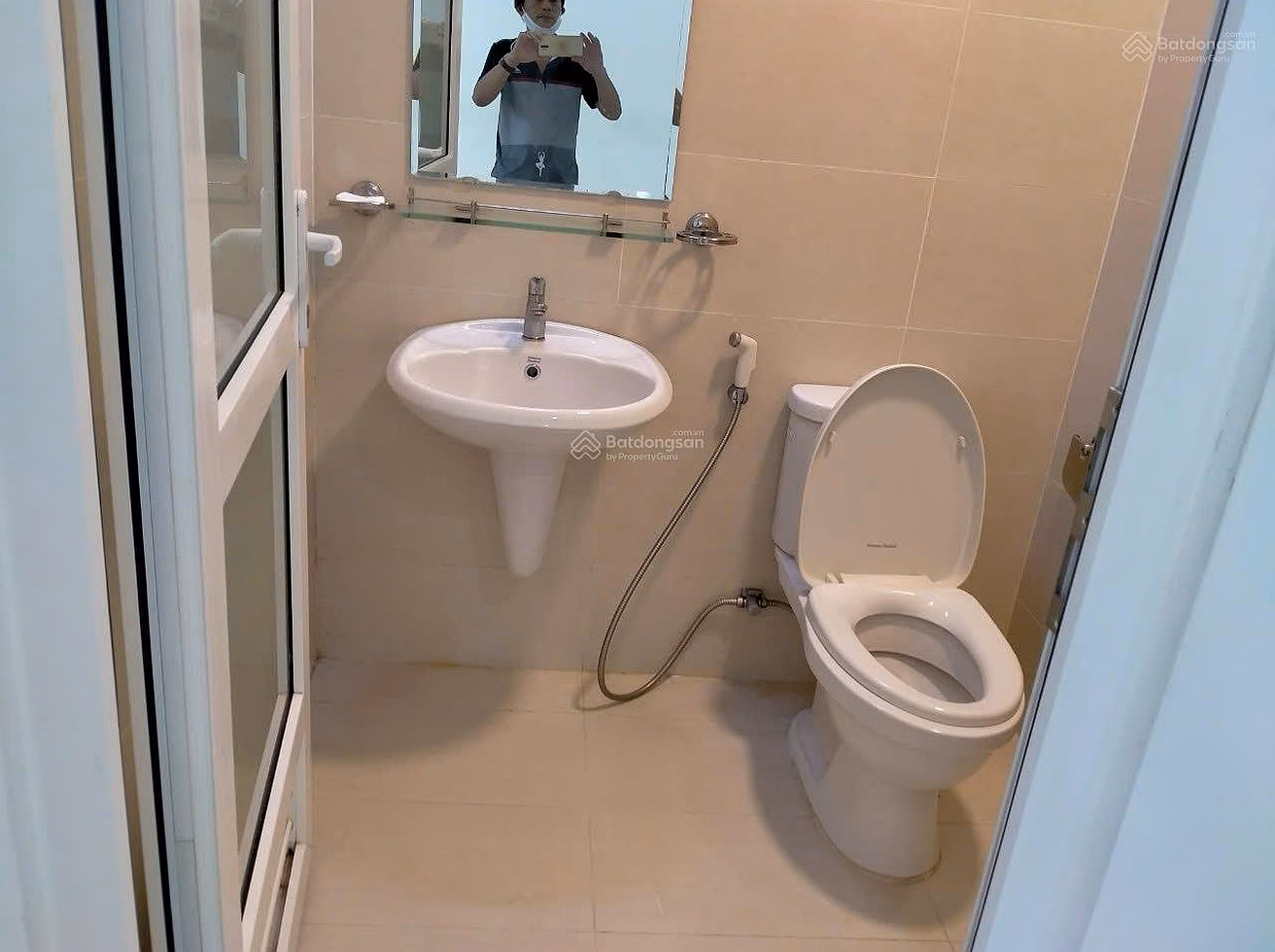 Urgent sale of 2 bedrooms for only 3.3 billion, with balcony, middle floor, quiet, nice view, cool breeze, 0909 393 ***