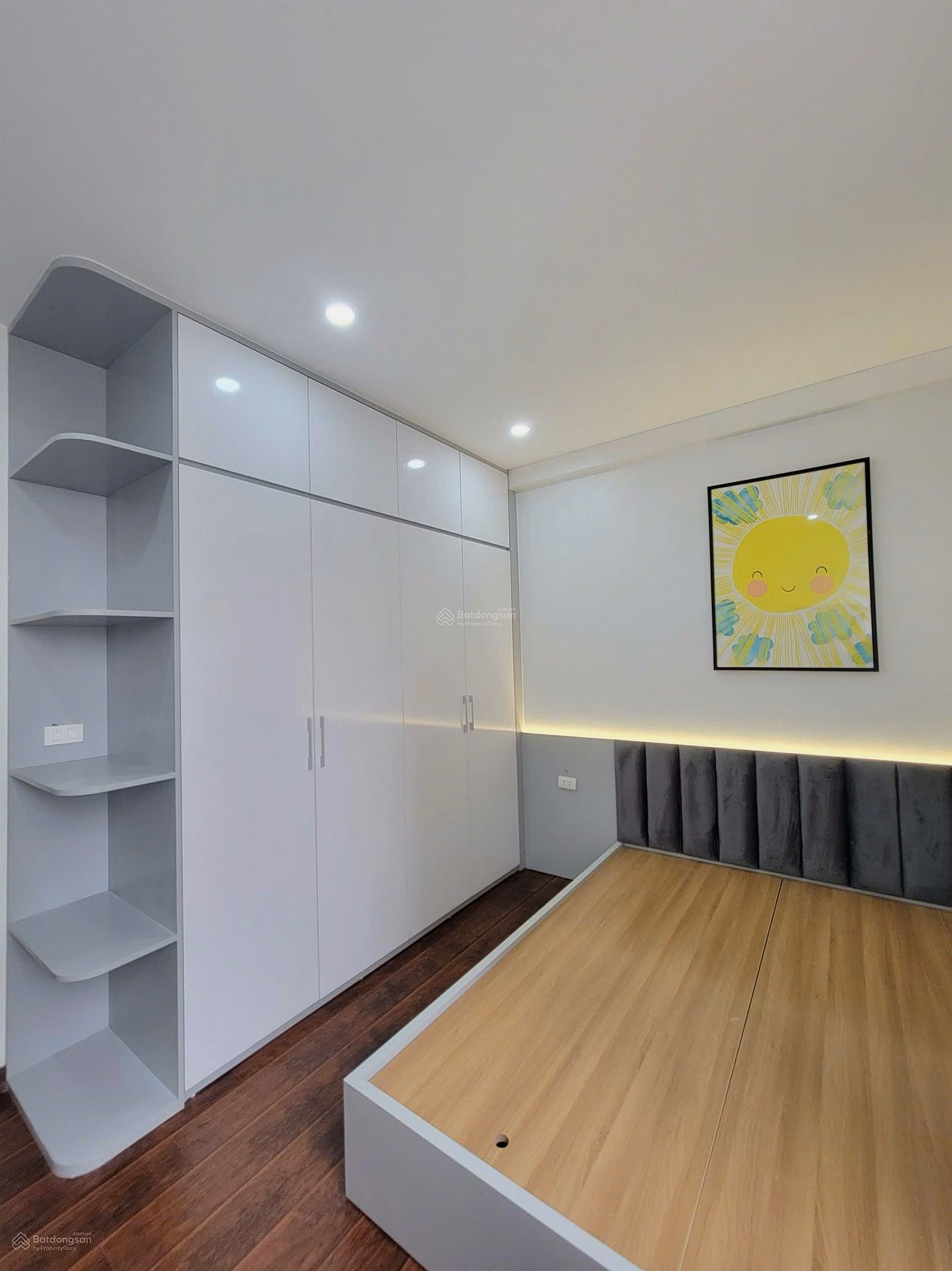 Tan Tay Do apartment 79.3m2, 3 bedrooms, 2 bathrooms. Corner lot. Full furniture provided. Price 4 billion more***