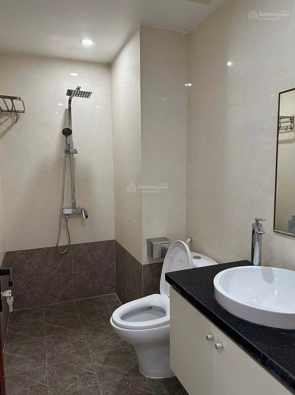 Golden Palace corner apartment, 80 million/m2, 141 m2, 4 bedrooms, 3 bathrooms, fireworks view, free furniture, car slot