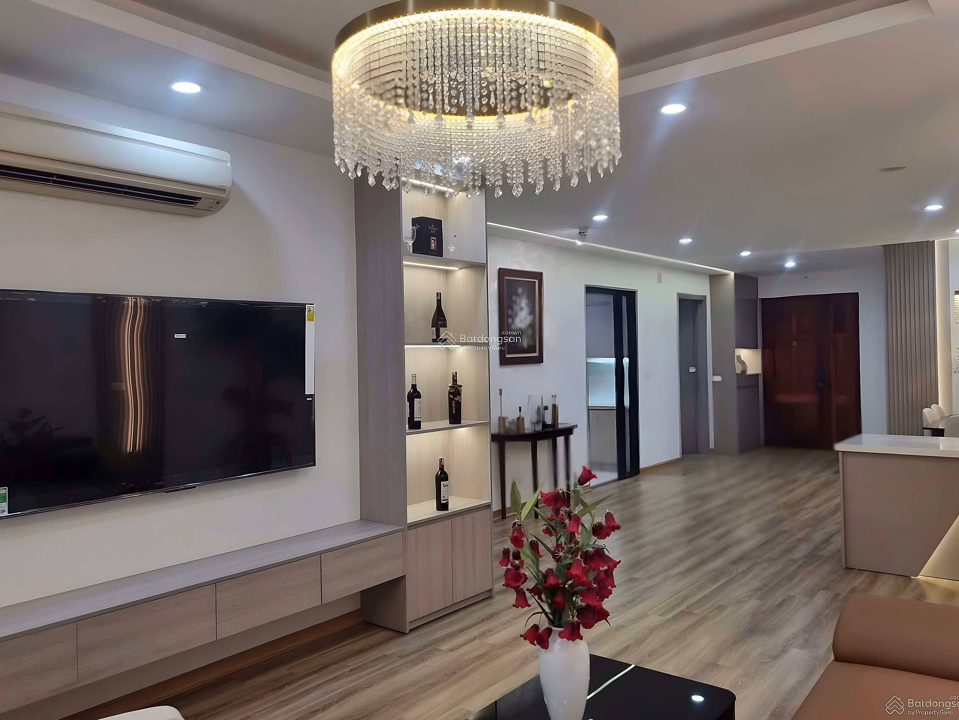 The owner wants to sell a 3-bedroom apartment with beautiful view at Thong Nhat Complex 89 m2 for 8.65 billion Contact: 0971 864 ***