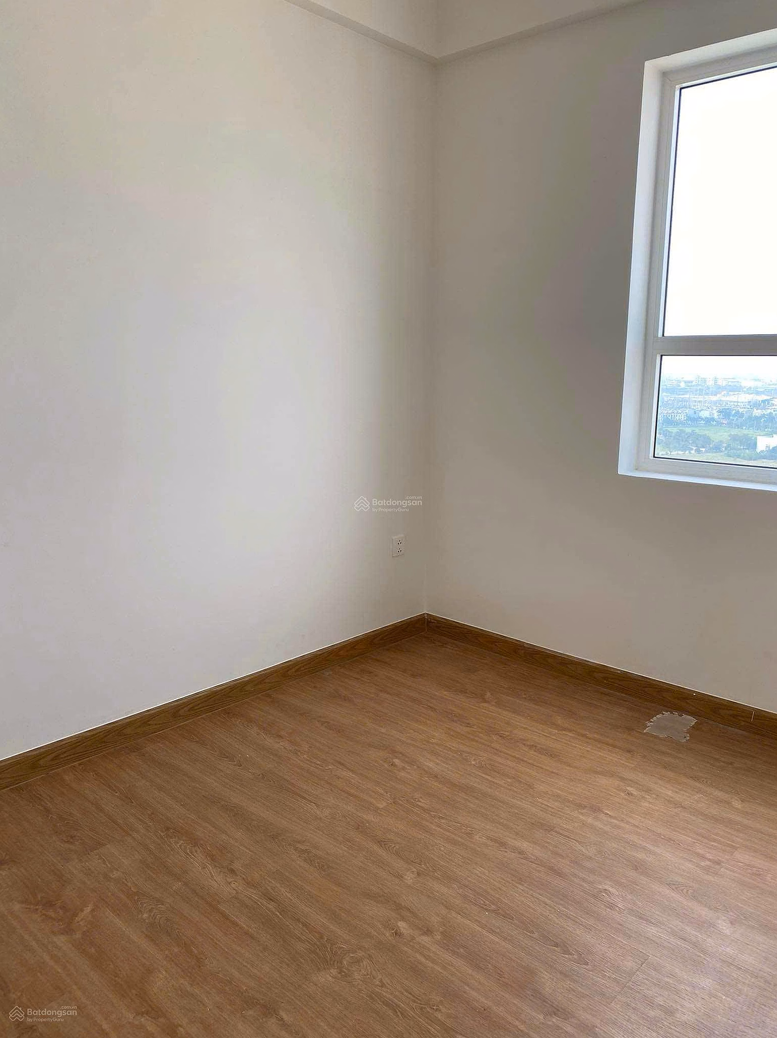 Urgent sale, good price 3.35 billion Moonlight Boulevard, 2 bedrooms and 2 bathrooms, 2 balconies on the middle floor, Southeast, 0909 393 ***
