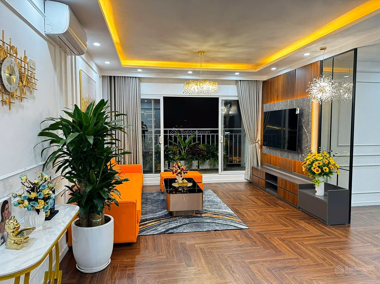 C14 Ministry of Public Security. Beautiful corner apartment with 3 bedrooms, 107m2, middle floor, beautiful house with full furniture, ready price of 7.2 billion including fees