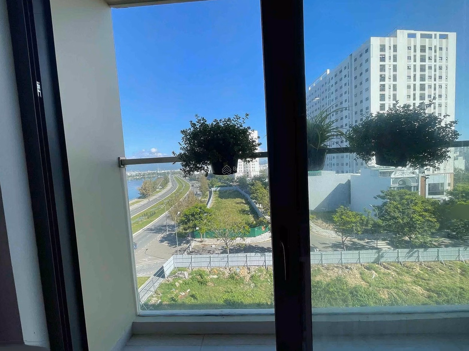 Lower price, corner apartment for sale, 2 bedrooms, 2 bathrooms, River view, high-end furniture, price only 4.6 billion, contact 0906 549 *** Son