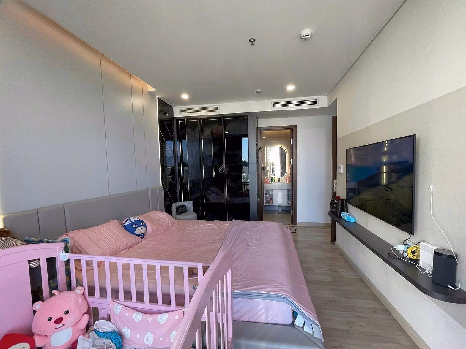 Lower price, corner apartment for sale, 2 bedrooms, 2 bathrooms, River view, high-end furniture, price only 4.6 billion*** Son