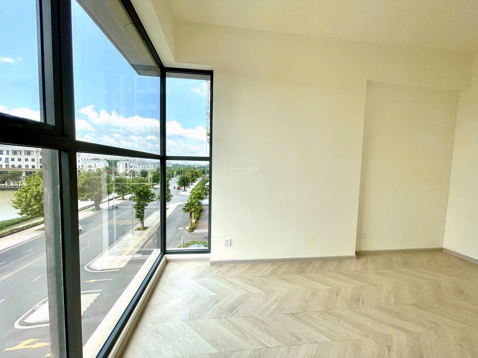 3 bedrooms Southeast - sold 6 billion 743, opposite Vinschool, cheapest air-conditioned lake Lumiere Boulevard District 9