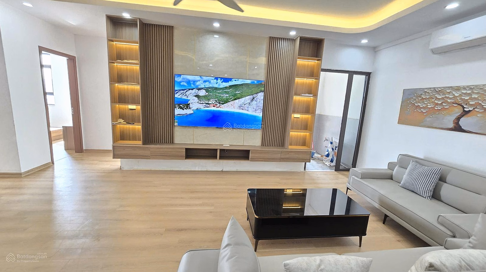The owner sells apartment CT5B Me Tri Thuong urban area, area 111 m2, corner unit with 3 bedrooms, price slightly 7 billion