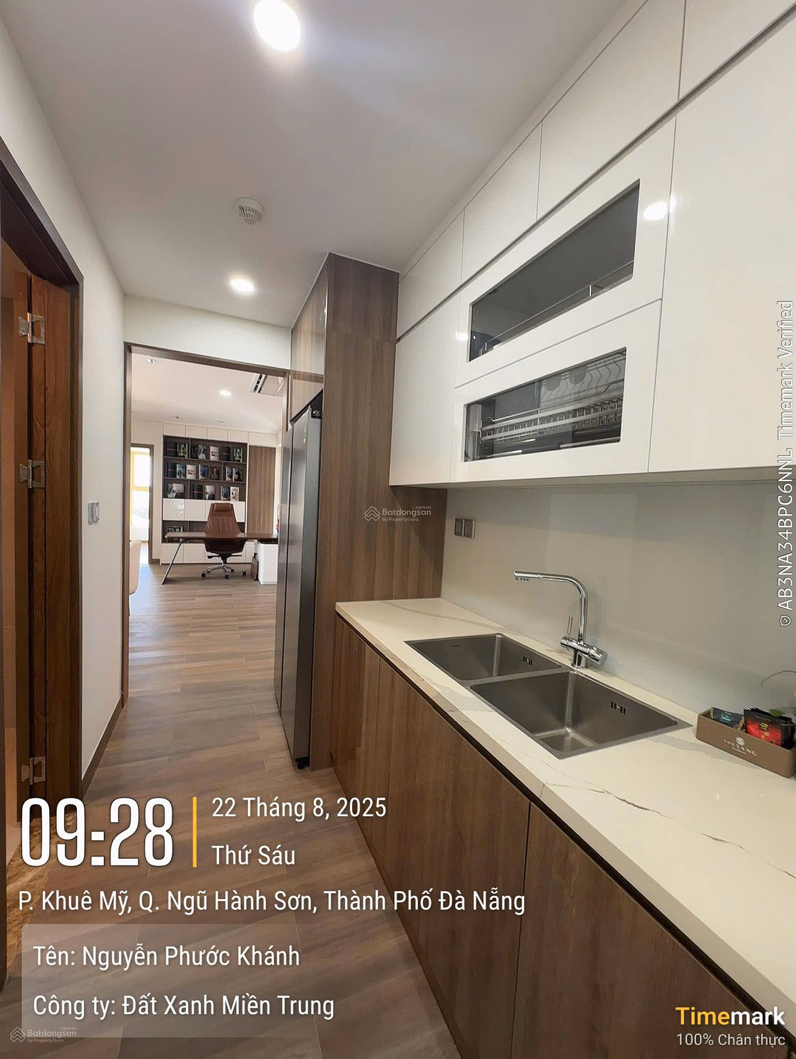 Extremely shocking price for a 2-bedroom apartment, 77.4 m2, direct view of My Khe beach, high-class furniture, spacious layout
