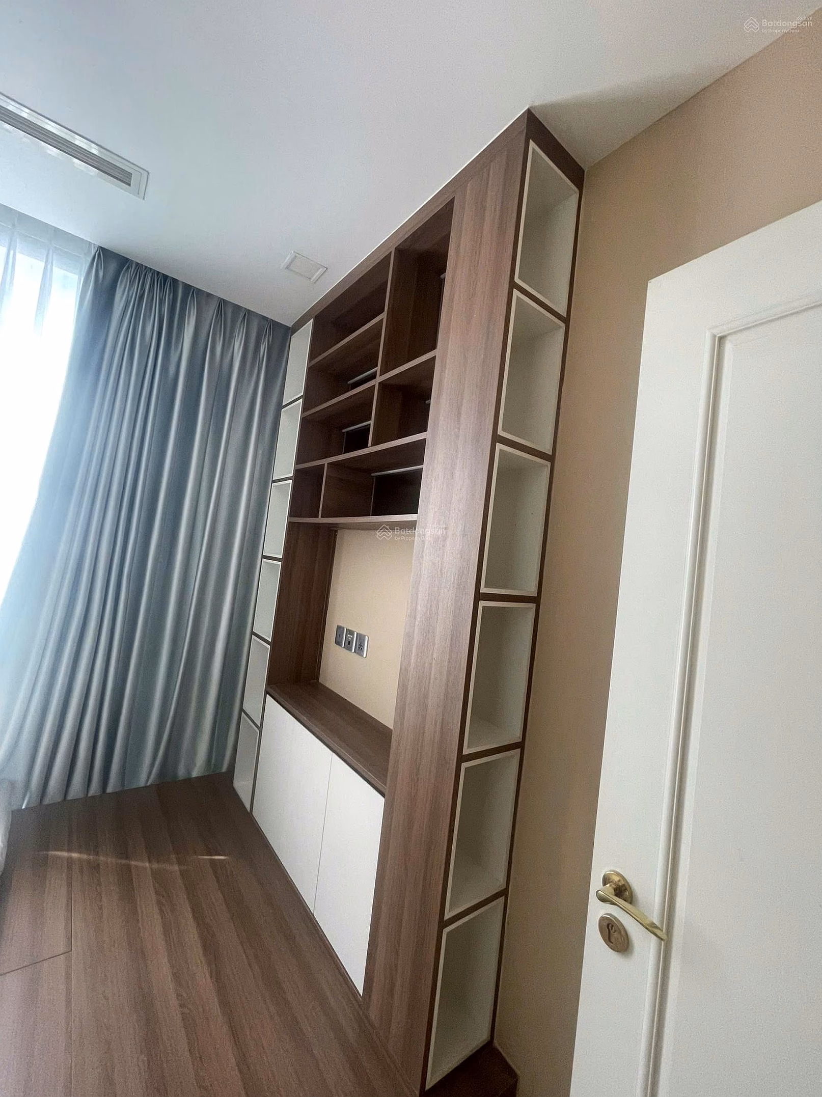 2 bedroom apartment for rent, 70m2, 25 million/month at Vinhomes Golden River Ba Son, District 1, HCM