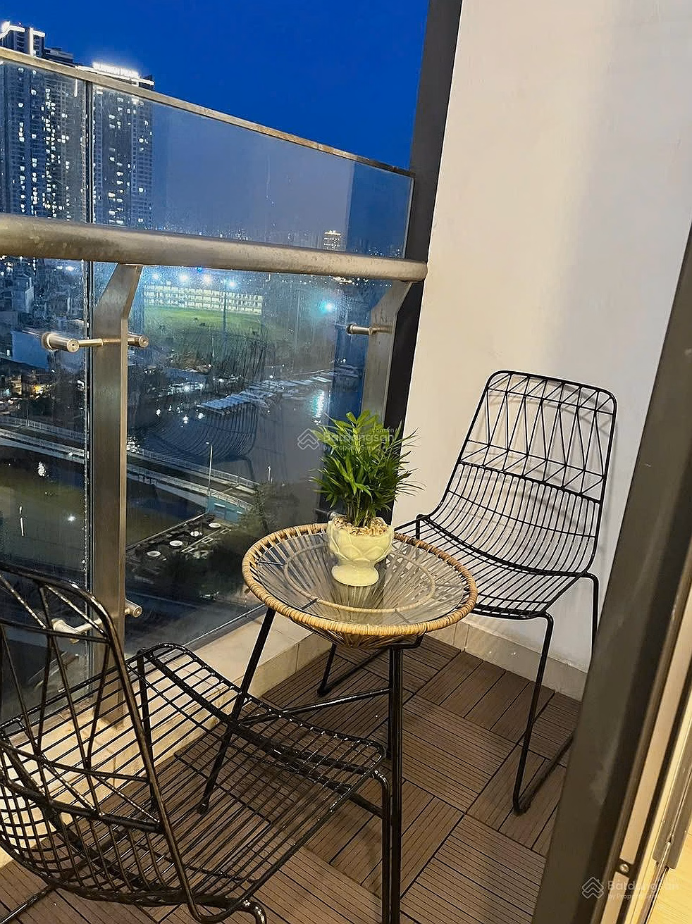 2 bedroom apartment for rent, 70m2, 25 million/month at Vinhomes Golden River Ba Son, District 1, HCM