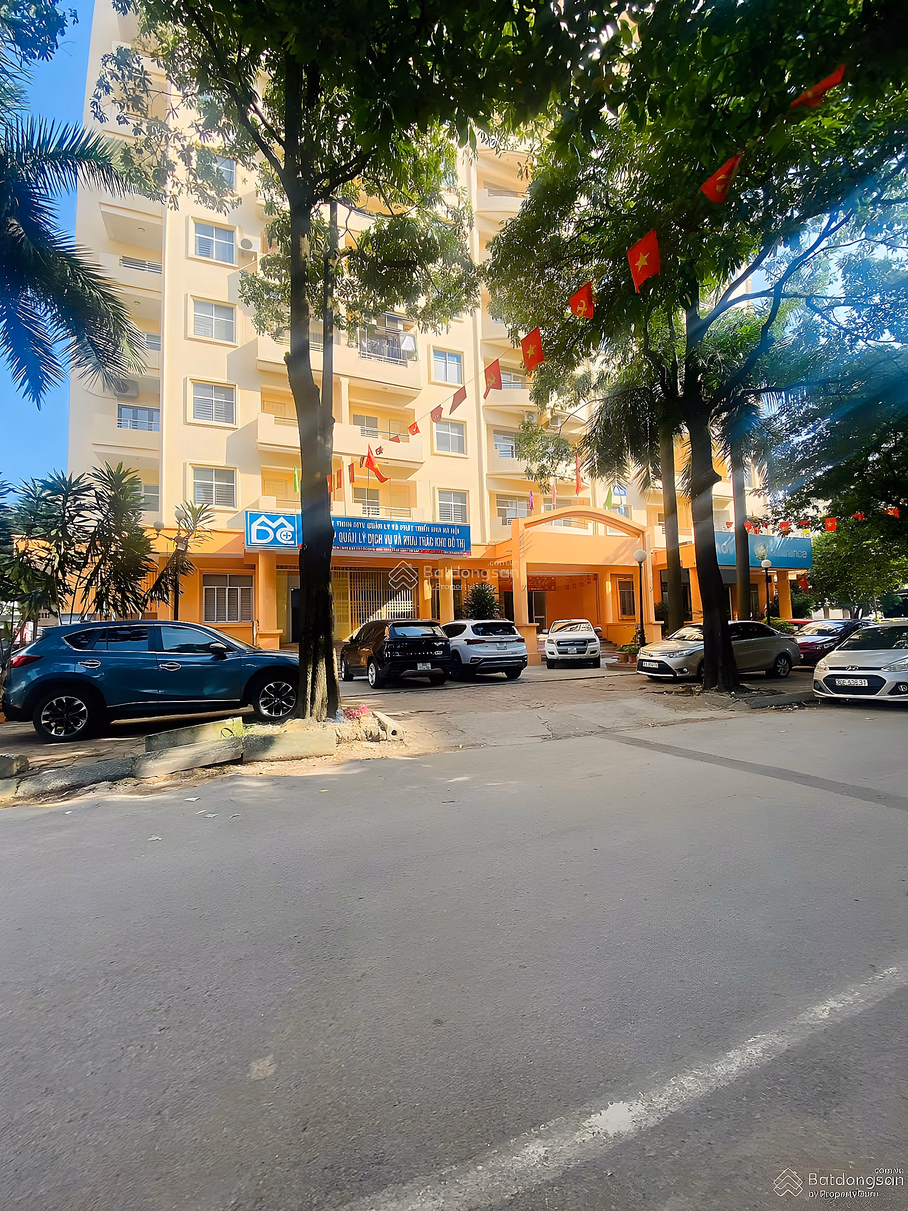 Selling apartment with stairs in Tran Dang Ninh, Cau Giay, 85m2, 3 bedrooms, 2 open bathrooms, price 7.4 billion