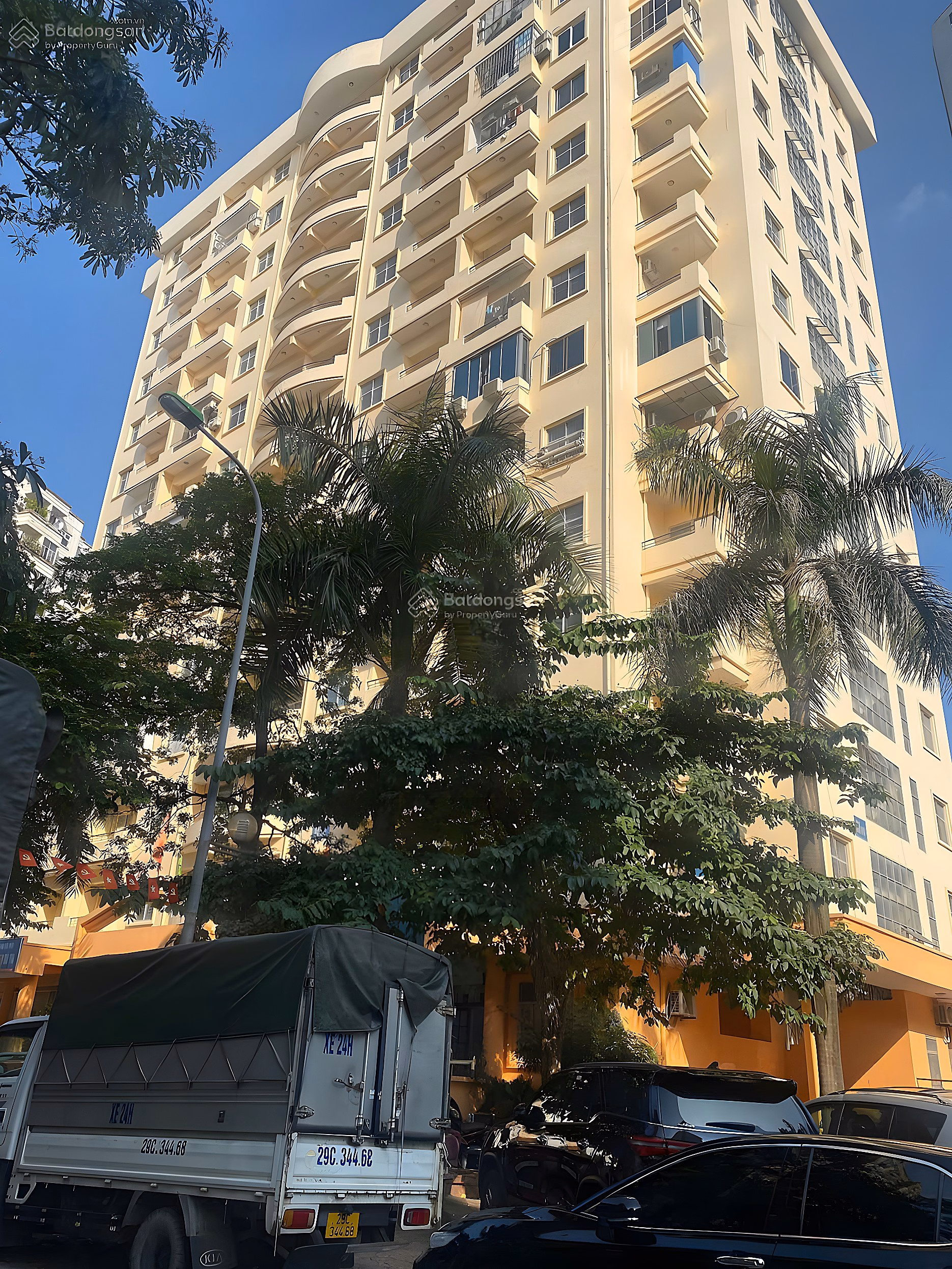 Selling apartment with stairs in Tran Dang Ninh, Cau Giay, 85m2, 3 bedrooms, 2 open bathrooms, price 7.4 billion