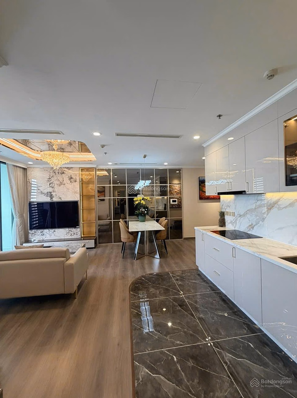 2 bedroom apartment at Vinhomes Central Park, 11 billion VND, 80 m2, rare item in Binh Thanh