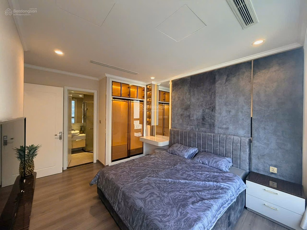 2 bedroom apartment at Vinhomes Central Park, 11 billion VND, 80 m2, rare item in Binh Thanh