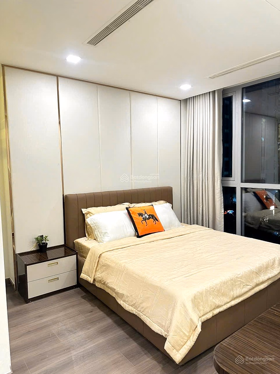 Apartment for sale with 2 bedrooms, 2 bathrooms, 79m2, great price at Vinhomes Central Park, Binh Thanh, HCM