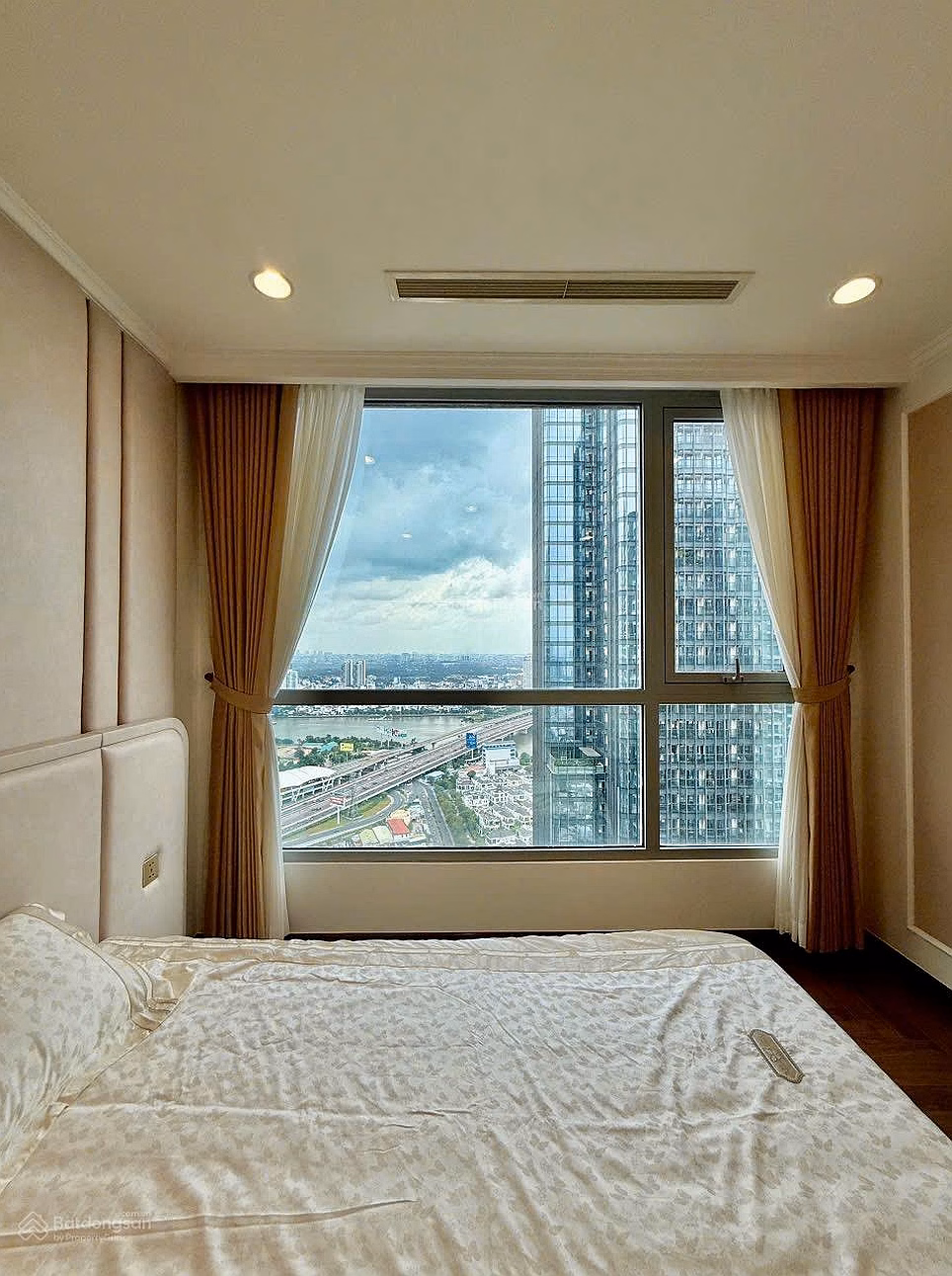 Vinhomes Central Park apartment for sale, 110m2, rare item in Binh Thanh, HCM
