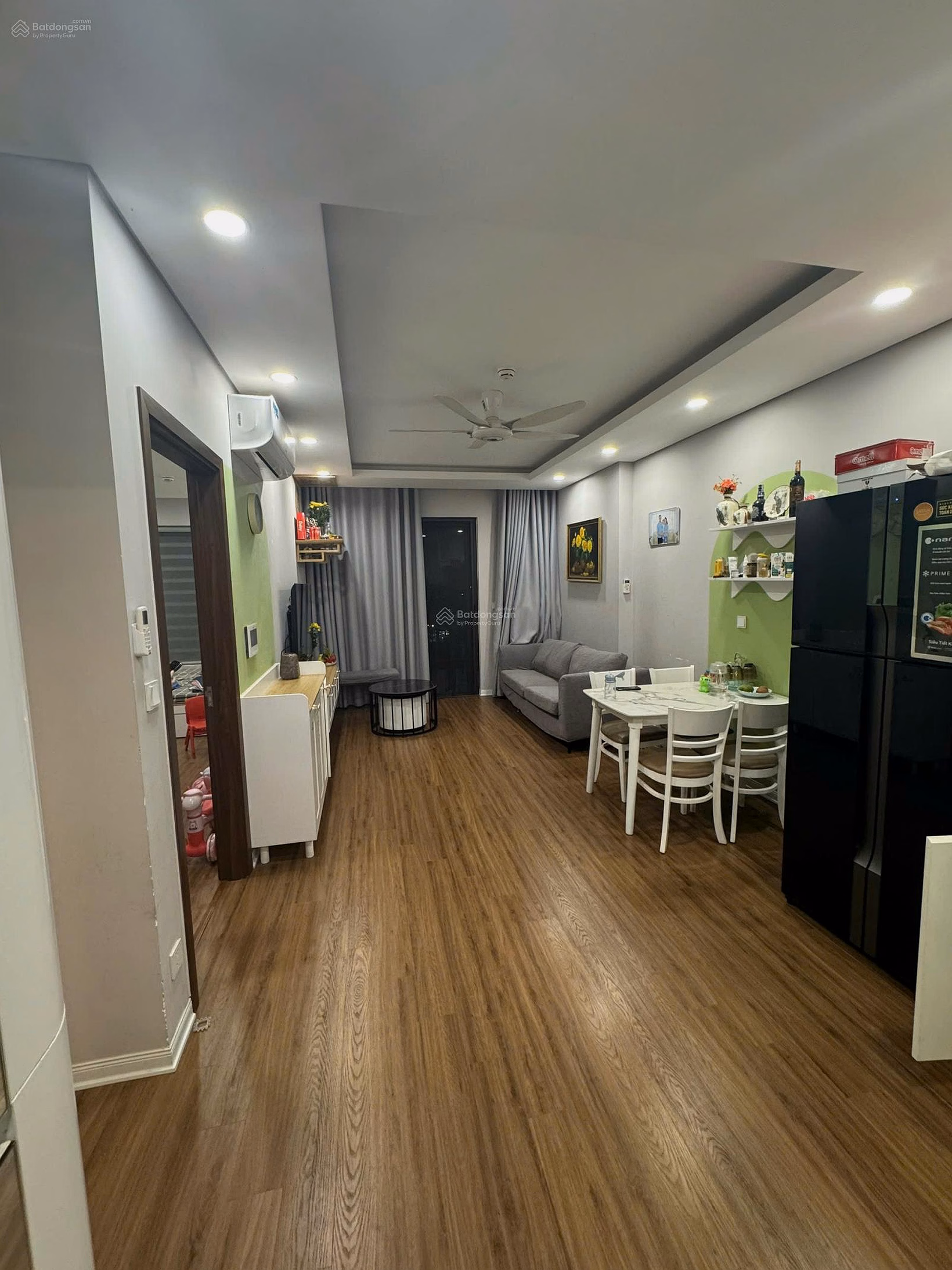 Owner needs to sell beautiful 2-bedroom apartment - 74m2 middle floor (15 - 20) Binh Minh Garden apartment - red book available