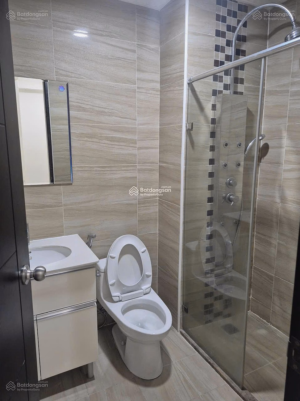 Urgent sale of Docklands apartment, 3 bedrooms, area 117m2, new as pictured, high floor, nice view, price 57 million/m2