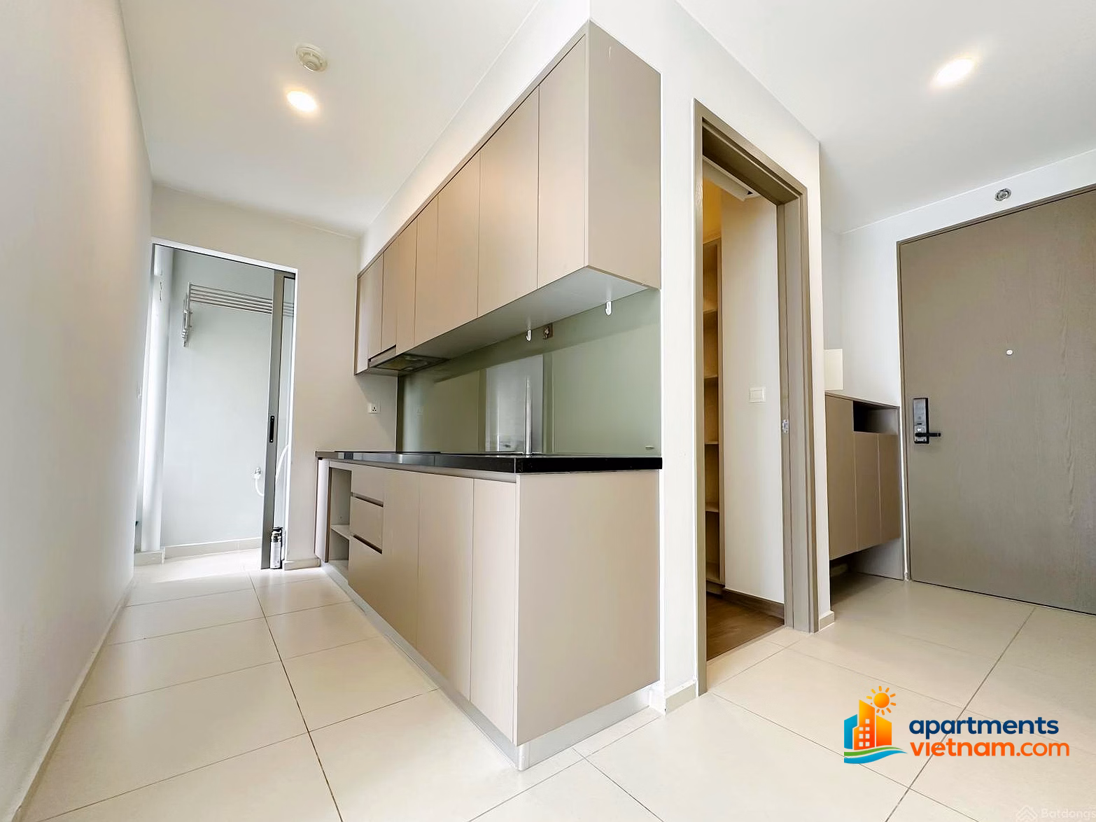 Rare item! Selling apartment 59m2, 2 bedrooms, 2 bathrooms, tower D, pool view + Westgate furniture package ready. Contact now 0899 996 ***