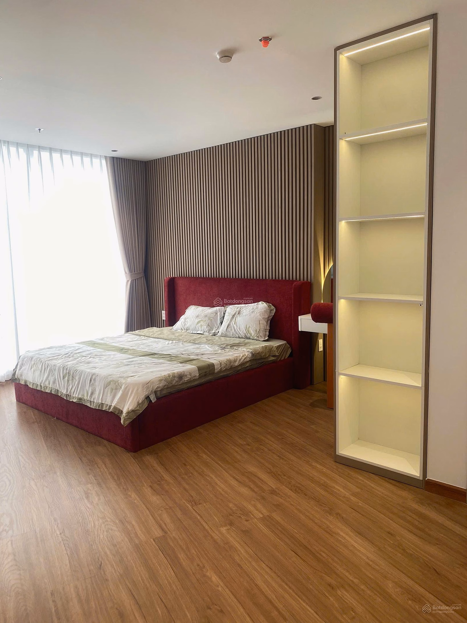 Renting a 3pn apartment full of high-end furniture Panoma 1