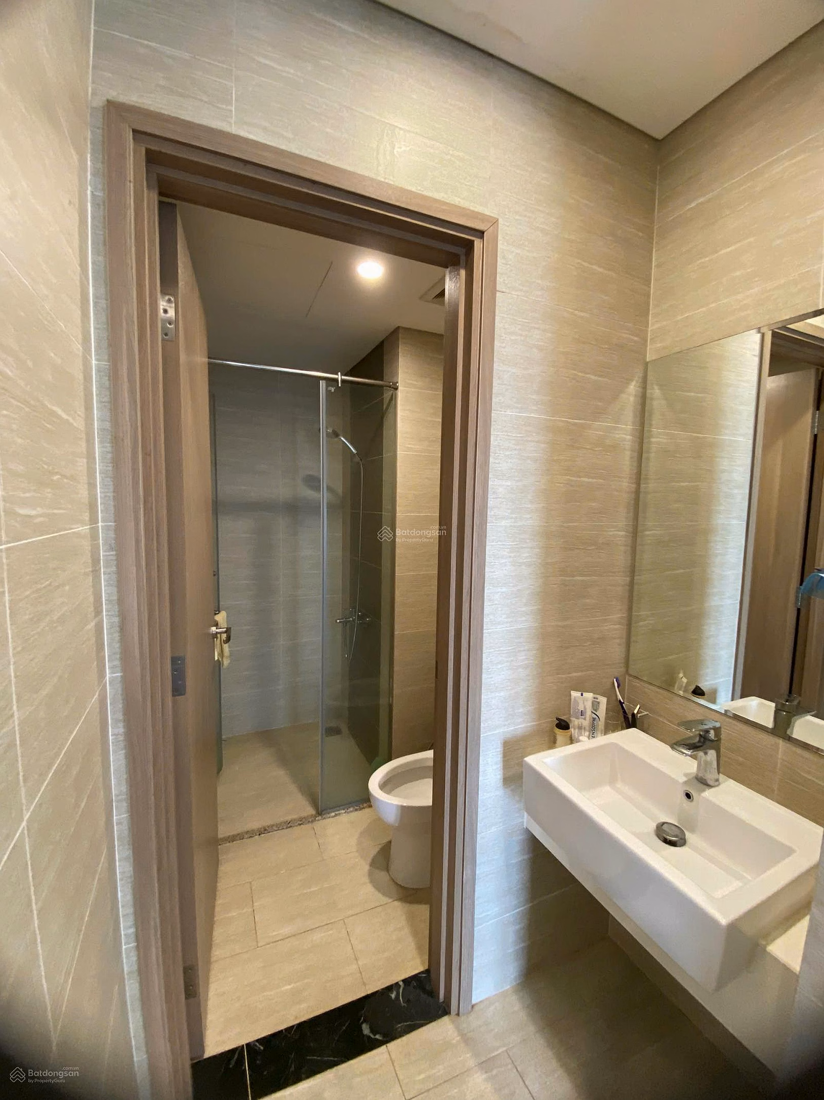 Homeowner needs to sell quickly super product 2 bedrooms - 1 bathroom Southeast balcony, super nice interior price only 3.5 billion