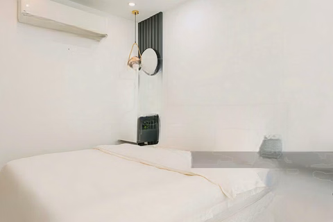 Fully furnished studio can move in immediately. Price 14 million/month. Vinhomes D'Capitale
