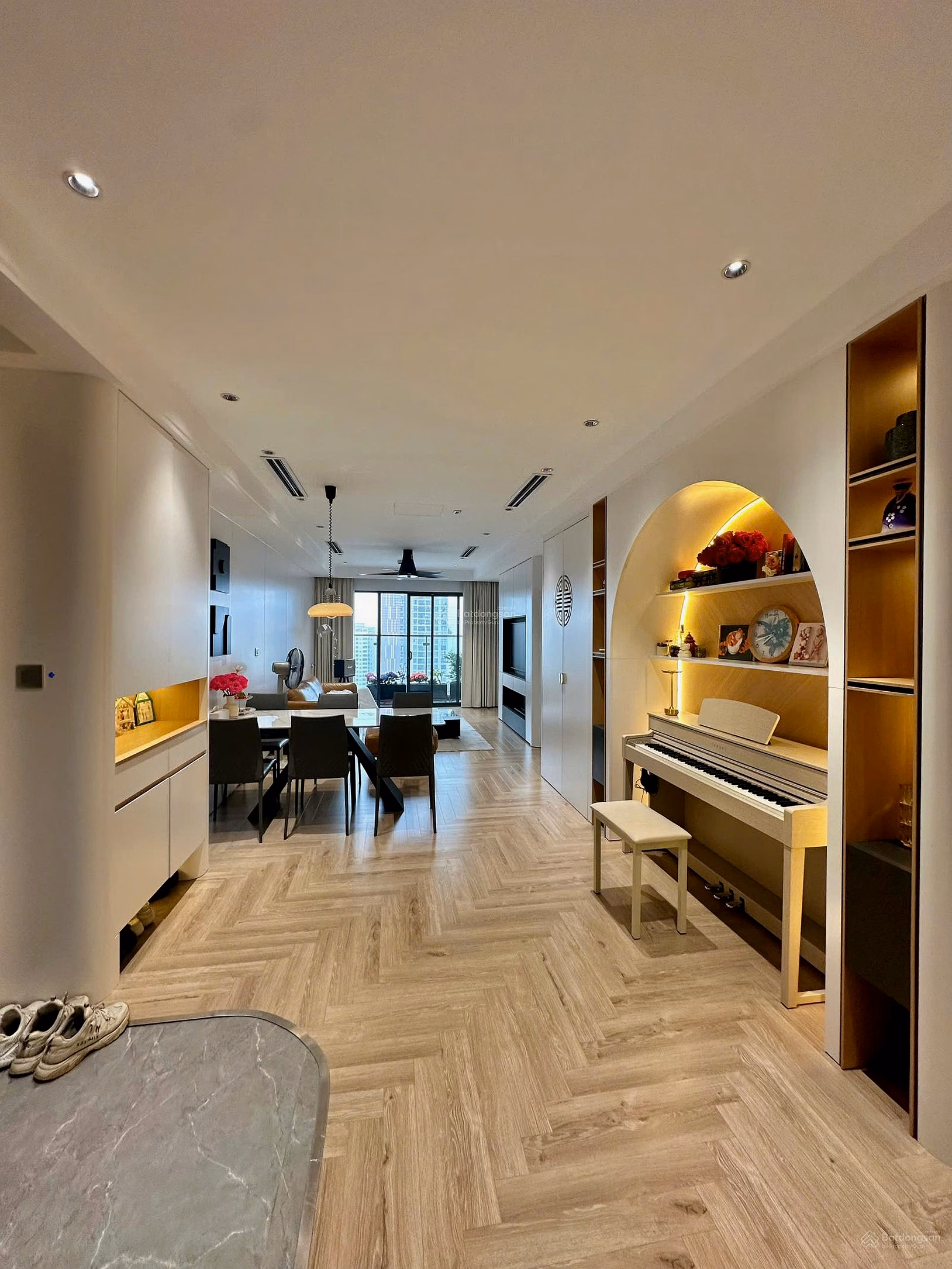 Owner sells 3 bedroom apartment Golden Land 275 Nguyen Trai, area 115m2, full frontage, SE direction, 9.8 billion SĐCC