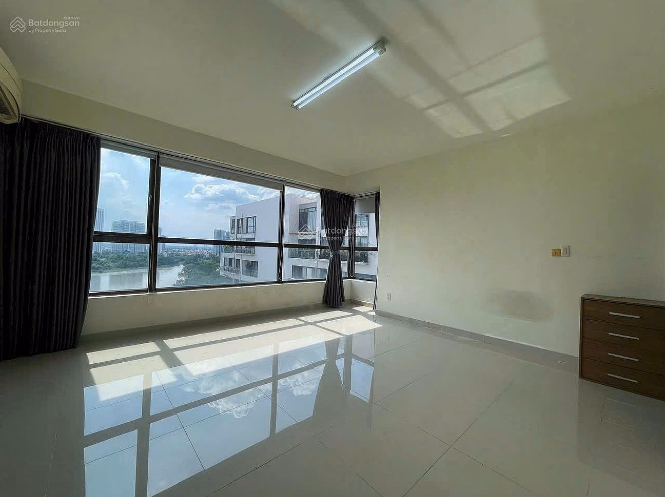 URGENT. The owner is willing to urgently sell a 3-bedroom apartment with river view, high floor of Panorama PMH apartment for 20 billion