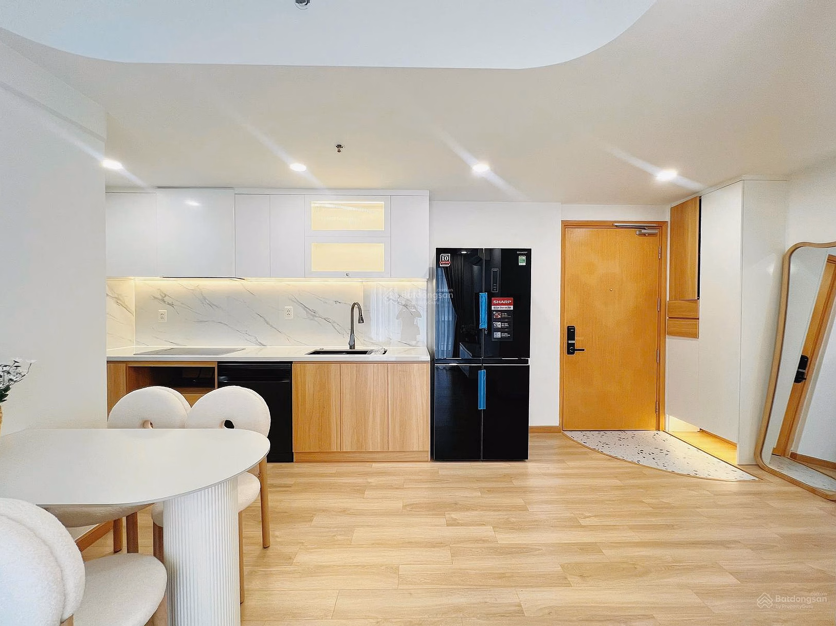 Owner offers to sell 2 bedrooms Masteri Thao Dien, super beautiful, high-class furniture, immediate delivery, viewing 24/7