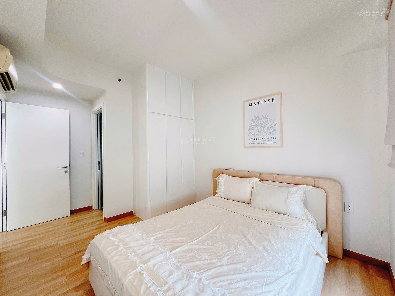 Owner offers to sell 2 bedrooms Masteri Thao Dien, super beautiful, high-class furniture, immediate delivery, viewing 24/7