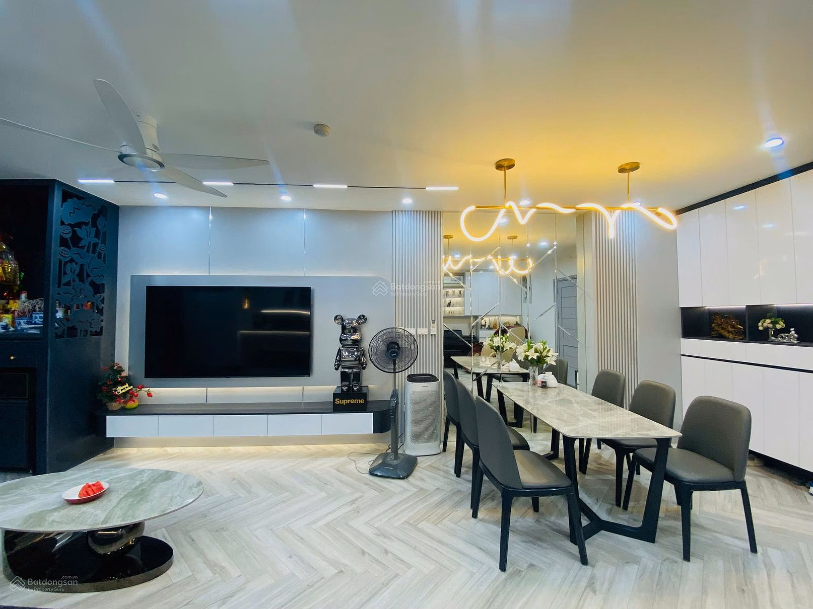 Owner sells Sky Park apartment 128m2 - 3 bedrooms - price 13.2 billion, corner unit facing SE, lake view, full beautiful furniture