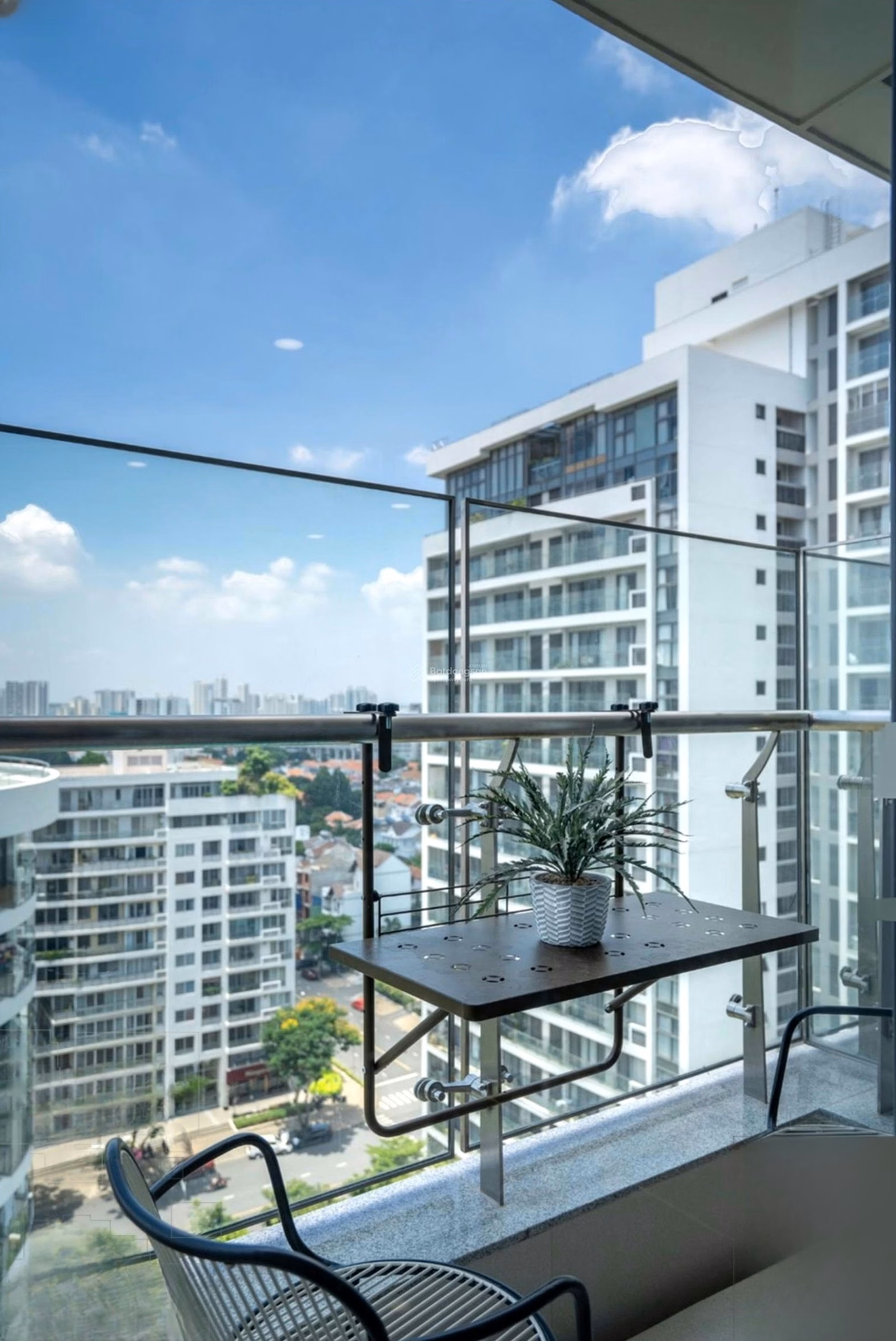 URGENT. The owner is willing to send for rent a 3-bedroom apartment with high-class furniture on the high floor of Riverpark Premier apartment building