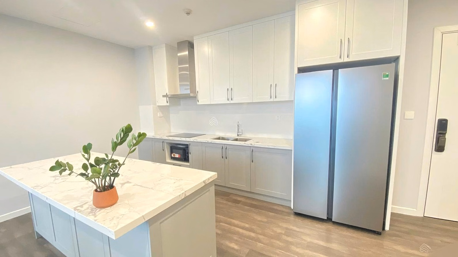 The owner rents out The Nine 2 bedrooms, fully furnished, price 17 million/month, middle floor with open view