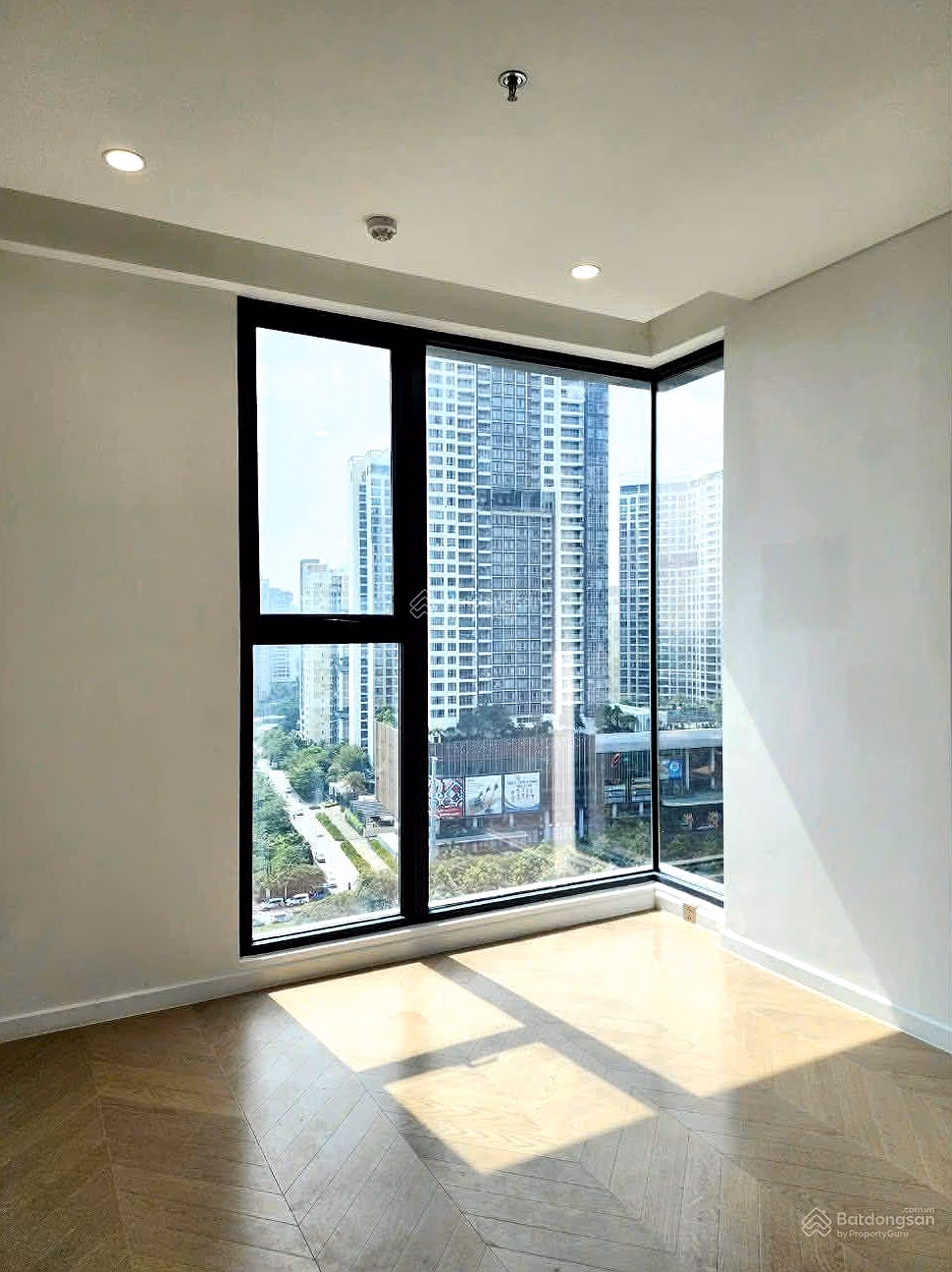 Bank loan price 15.63 billion all in Tower A1 middle floor - 3 bedroom apartment - Masteri Park Place - 35 months interest support