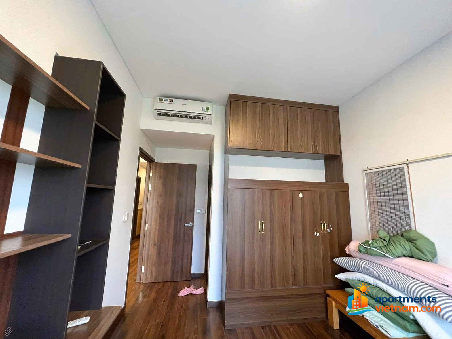 Selling 78m2 MP6-7-8 apartment with canal square view with windows