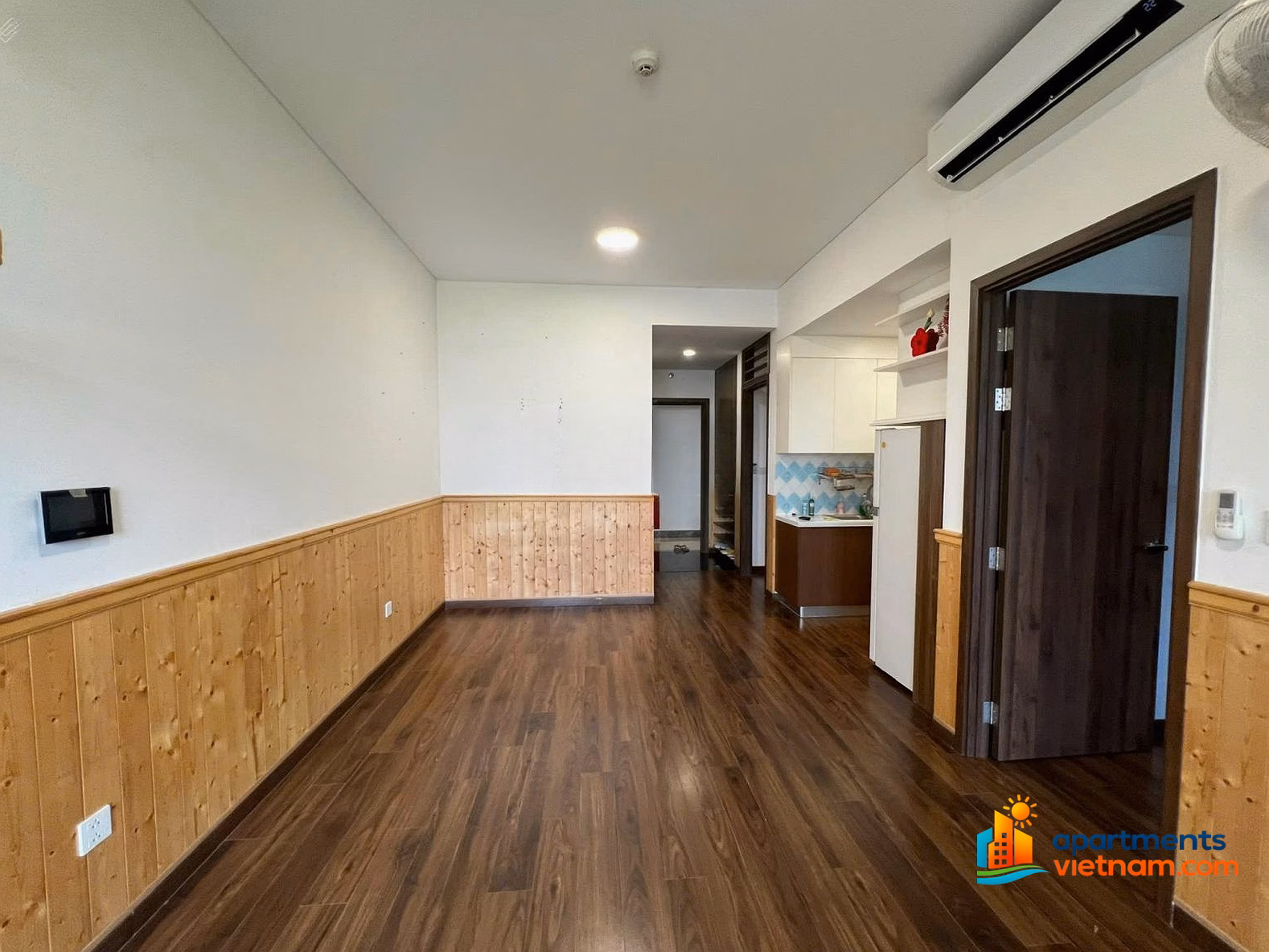 Selling 78m2 MP6-7-8 apartment with canal square view with windows