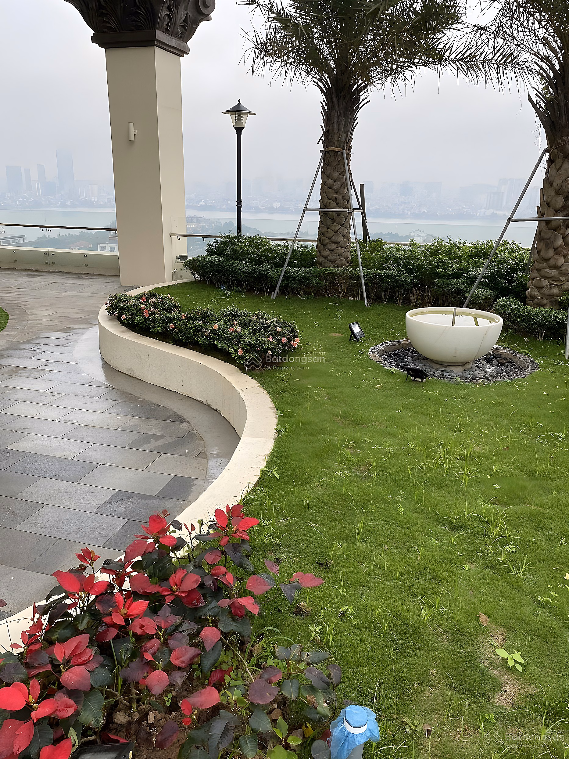 D'. Le Roi Soleil rare 3-bedroom apartment in West Lake priced from only 150 million/m2 fully furnished. 0914 772 ***