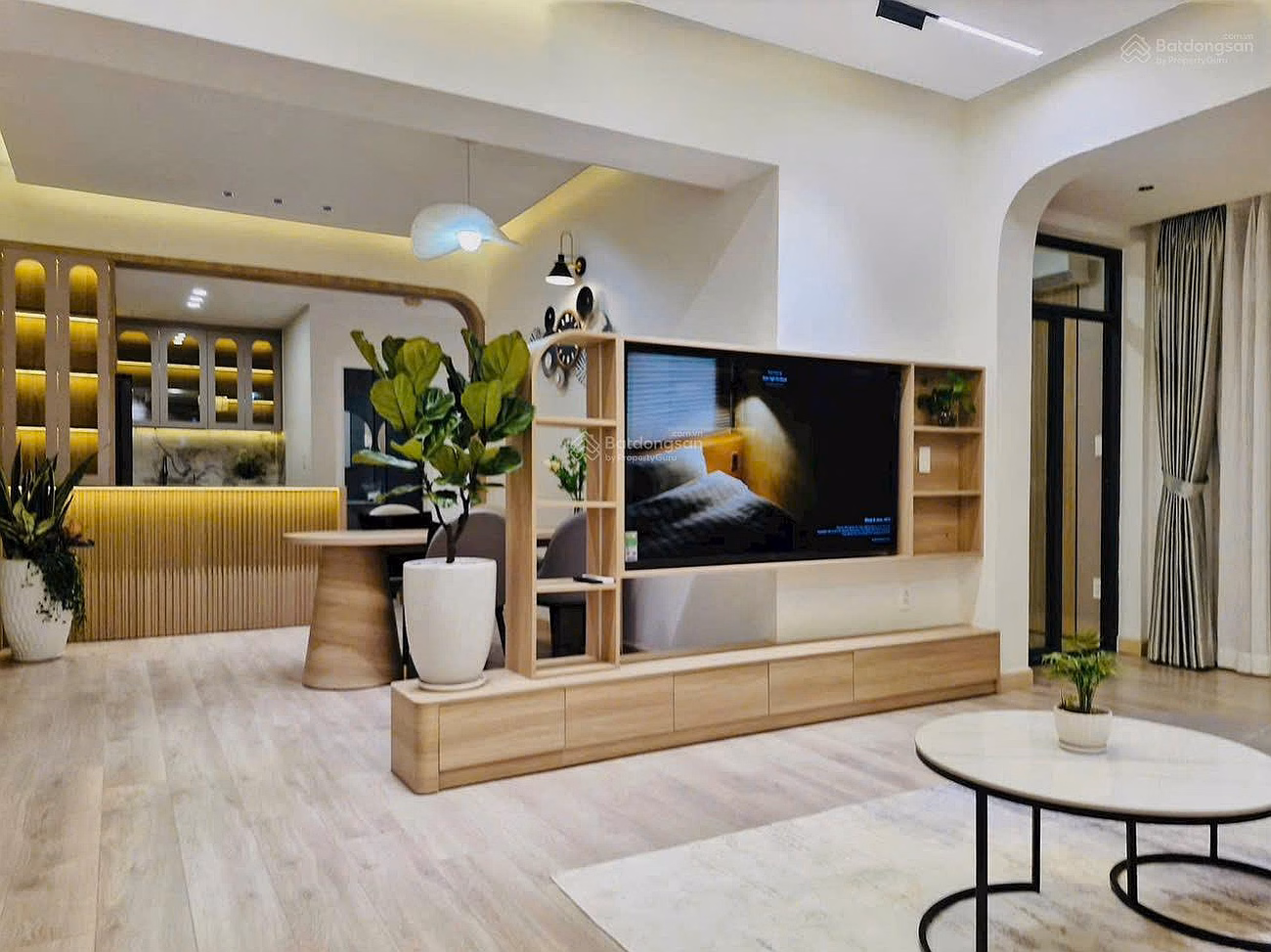 URGENT. The owner wants to urgently sell a 3-bedroom apartment with high-class furniture at Park View PMH apartment complex for 10.3 billion