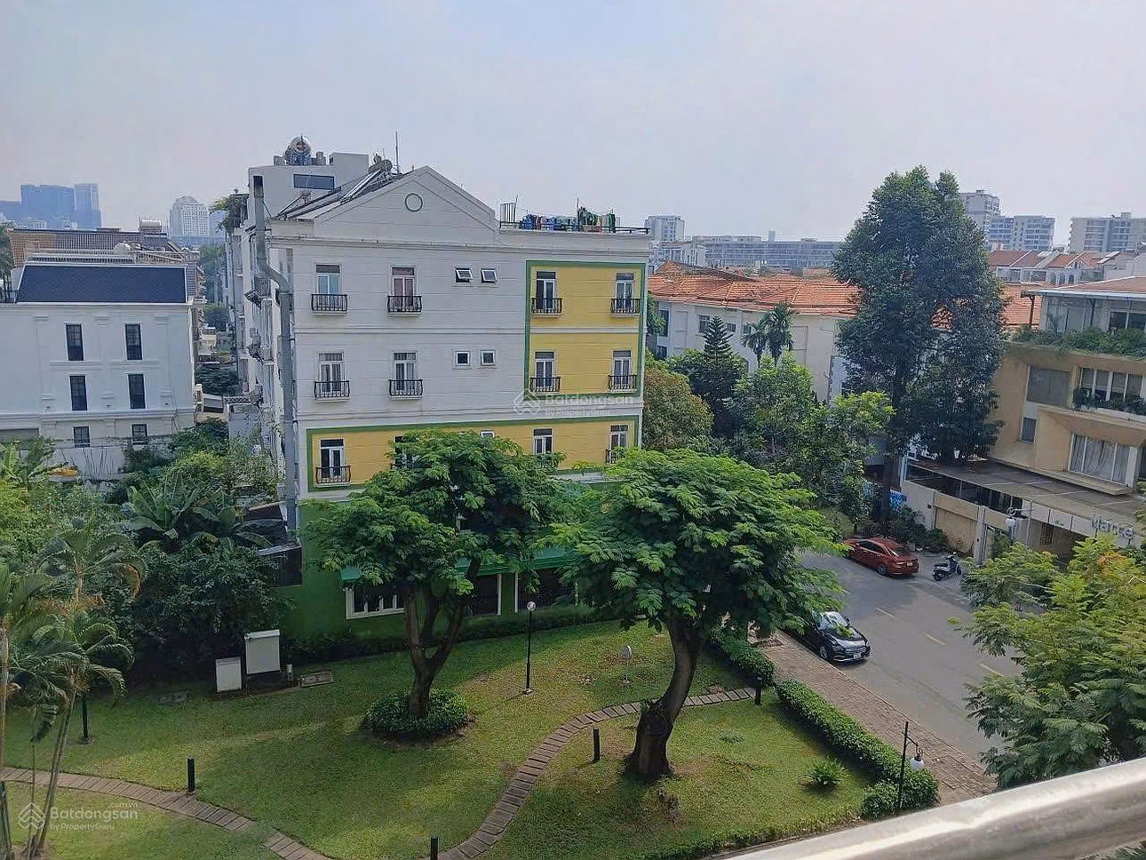 URGENT. The owner wants to urgently sell a 3-bedroom apartment with high-class furniture at Park View PMH apartment complex for 10.3 billion