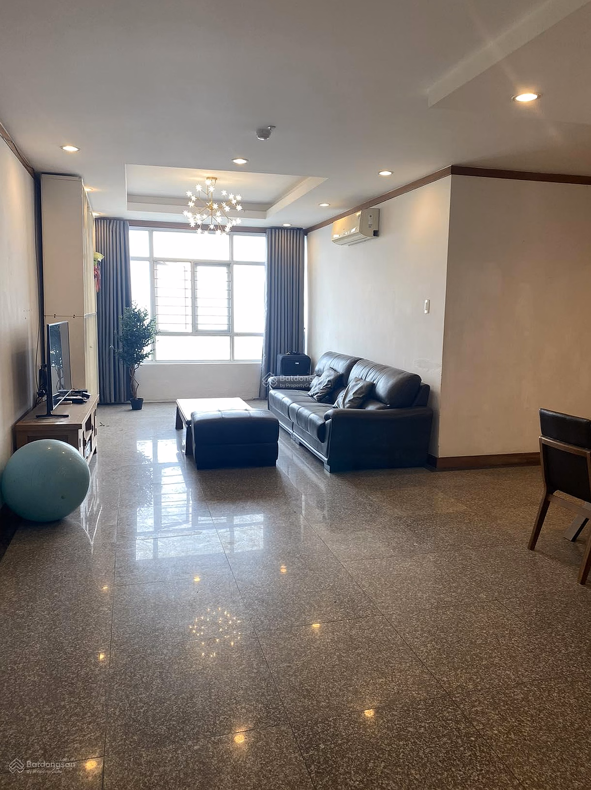 Cheap price for urgent sale of Giai Viet apartment 150m2, 3 rooms 2 bathrooms with red book for only 6 billion5