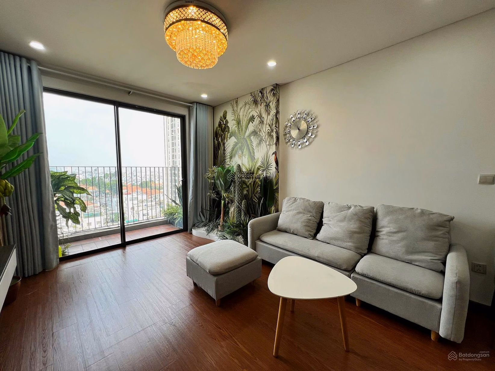 Selling a 3 bedroom, 2 bathroom apartment priced at 15 billion, facing Southeast, with book