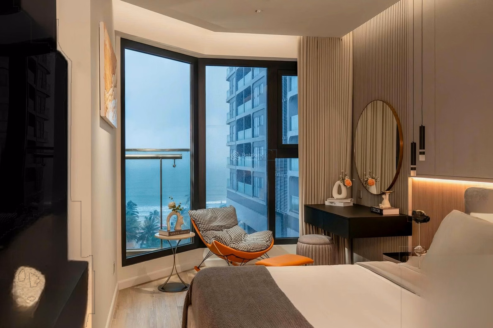 The homeowner urgently needs to move out to an apartment facing My Khe beach. Time Square Da Nang has long-term ownership and the price is negotiable