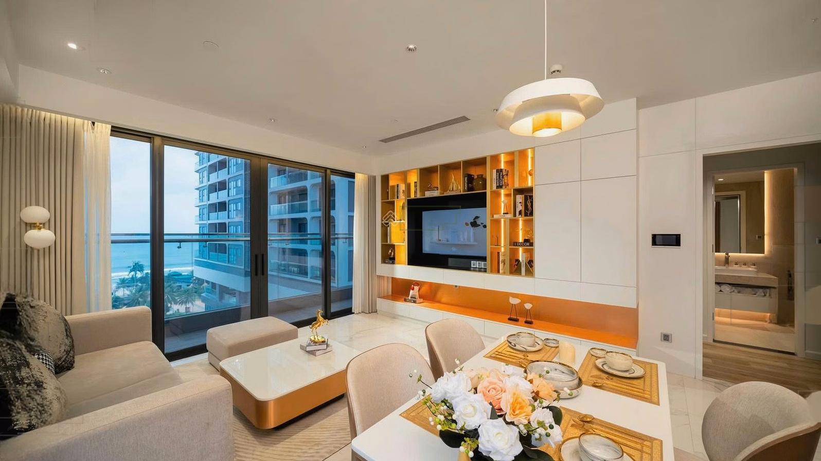 The homeowner urgently needs to move out to an apartment facing My Khe beach. Time Square Da Nang has long-term ownership and the price is negotiable